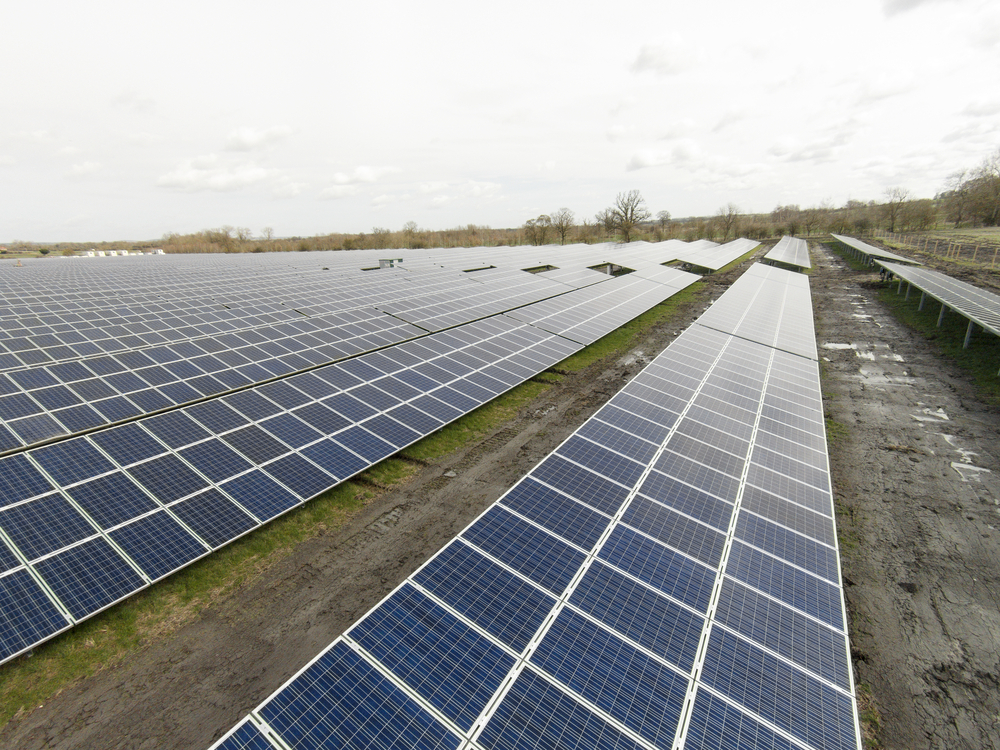 large-solar-farm-in-England-producing-electricity.jpeg