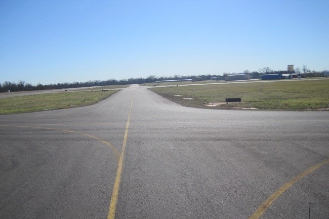 Shreveport Downtown Airport Taxiway image